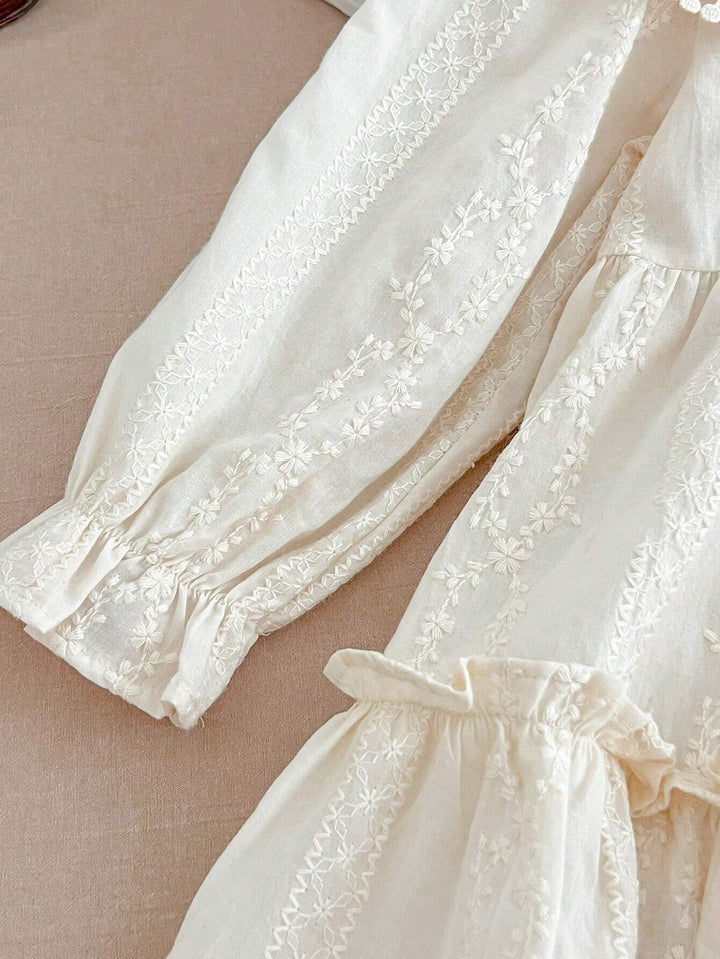 Robe d'enfant avec col en dentelle et manches longues – Charme vintage pour petits tendances