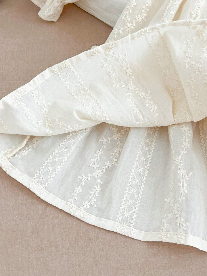 Robe d'enfant avec col en dentelle et manches longues – Charme vintage pour petits tendances
