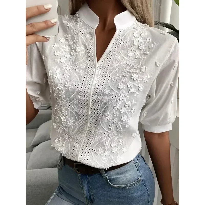 Blouse blanche d'été avec broderie et col en V