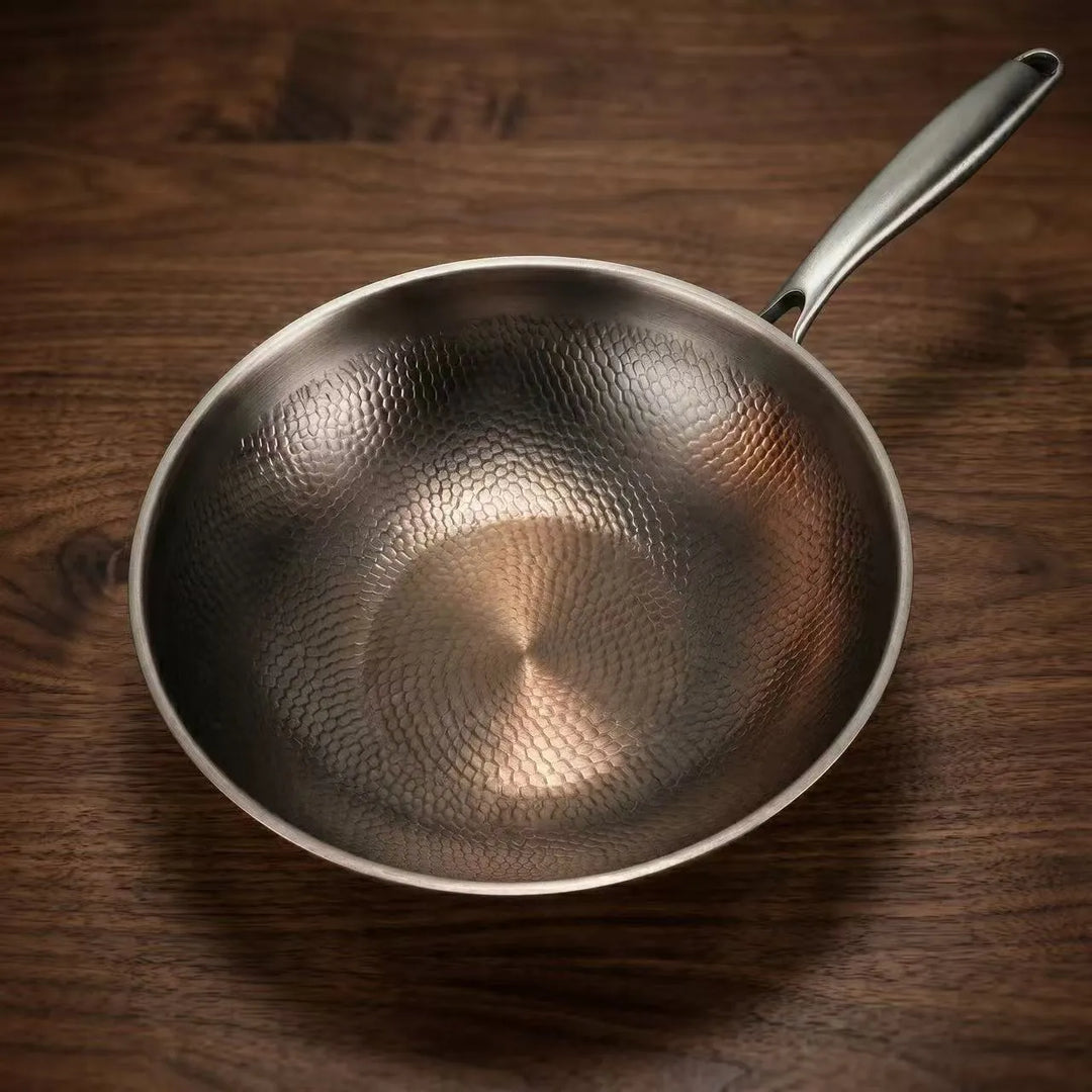 Poêle wok en titane martelé avec fond plat