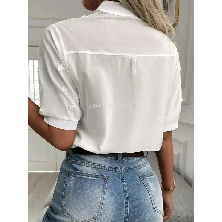 Blouse blanche d'été avec broderie et col en V