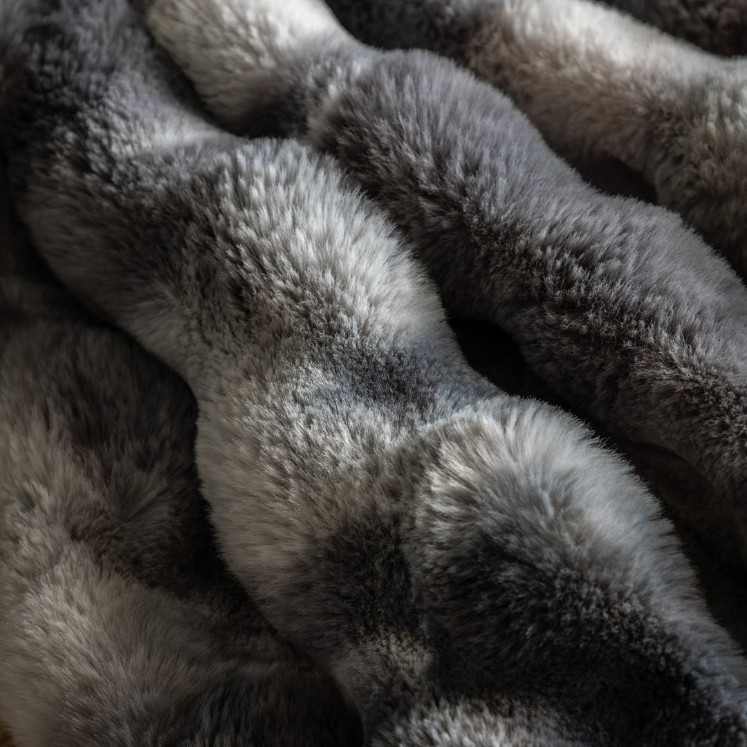 CocoonChic - Plaid en Fausse Fourrure Marbrée Grise et Blanche pour un Toucher Luxe