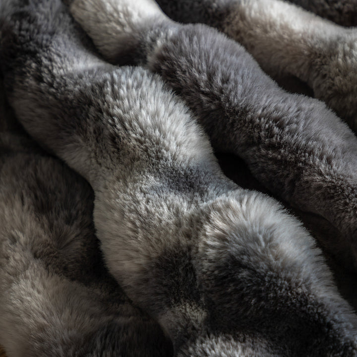 CocoonChic - Plaid en Fausse Fourrure Marbrée Grise et Blanche pour un Toucher Luxe