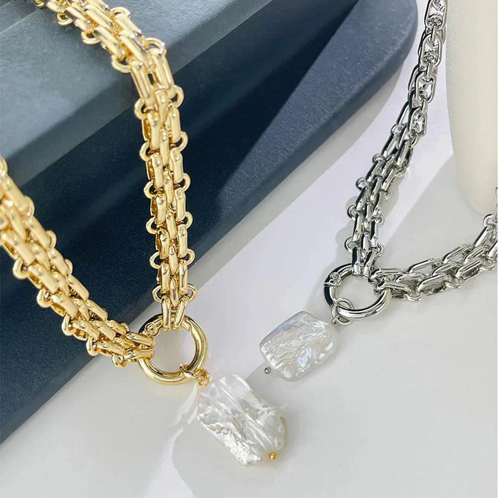 Collier de perles d'eau douce baroque avec chaîne en or et en argent