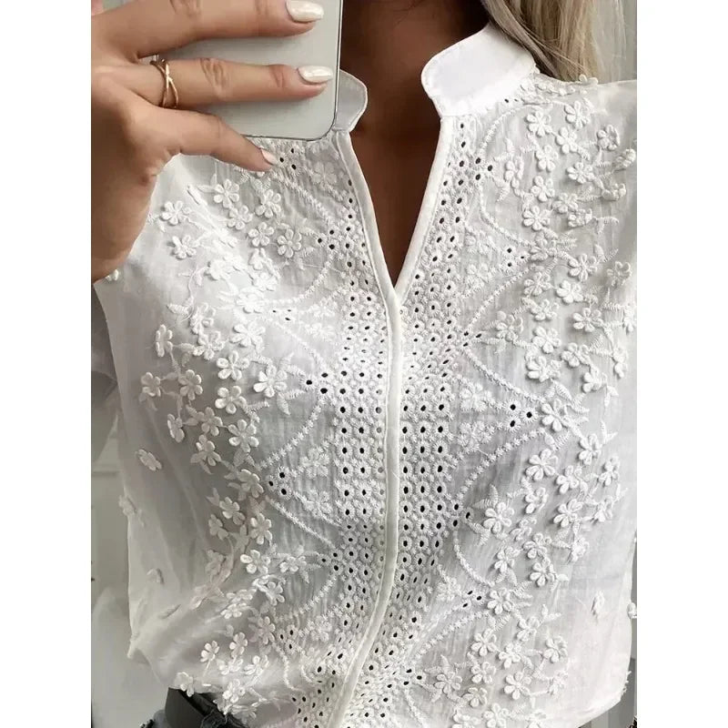 Blouse blanche d'été avec broderie et col en V