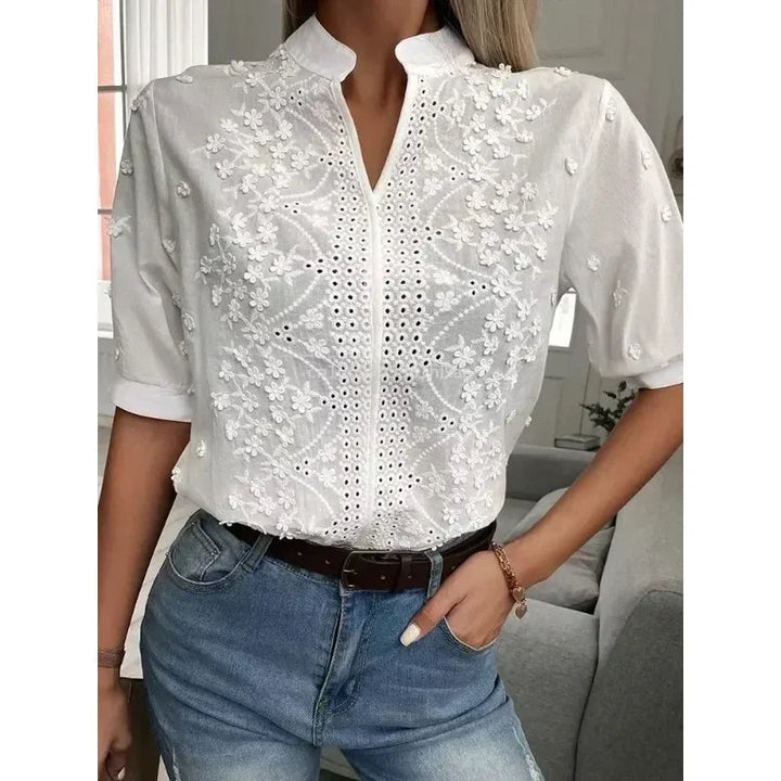 Blouse blanche d'été avec broderie et col en V