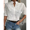 Blouse blanche d'été avec broderie et col en V