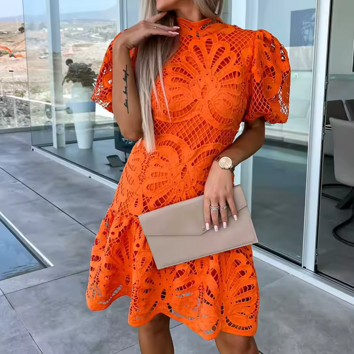 Robe de Fête Mini Élégante avec Volants et Détails Découpés