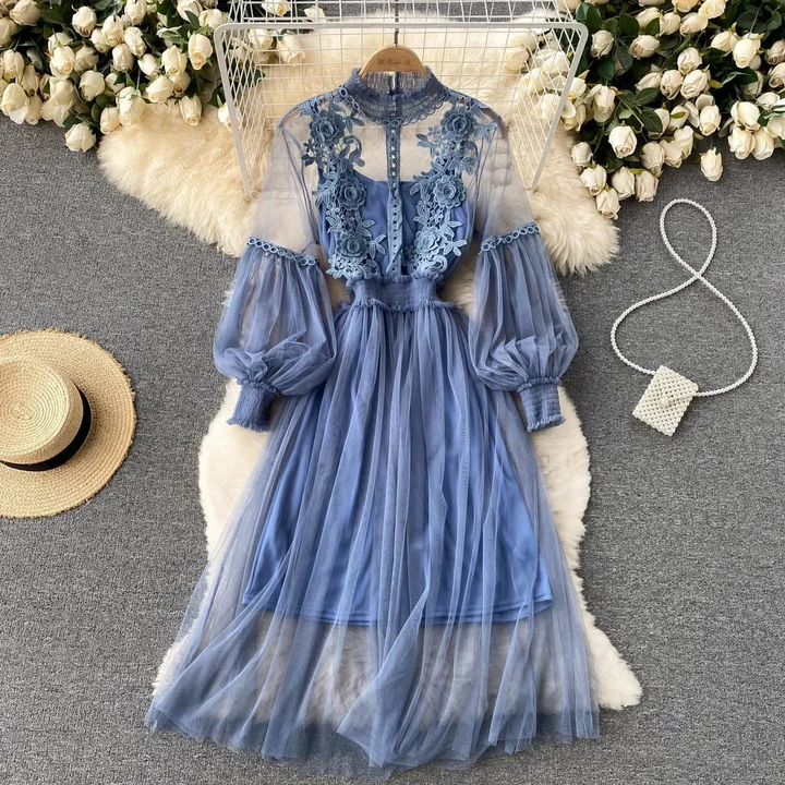 Robe florale envoûtante avec col haut
