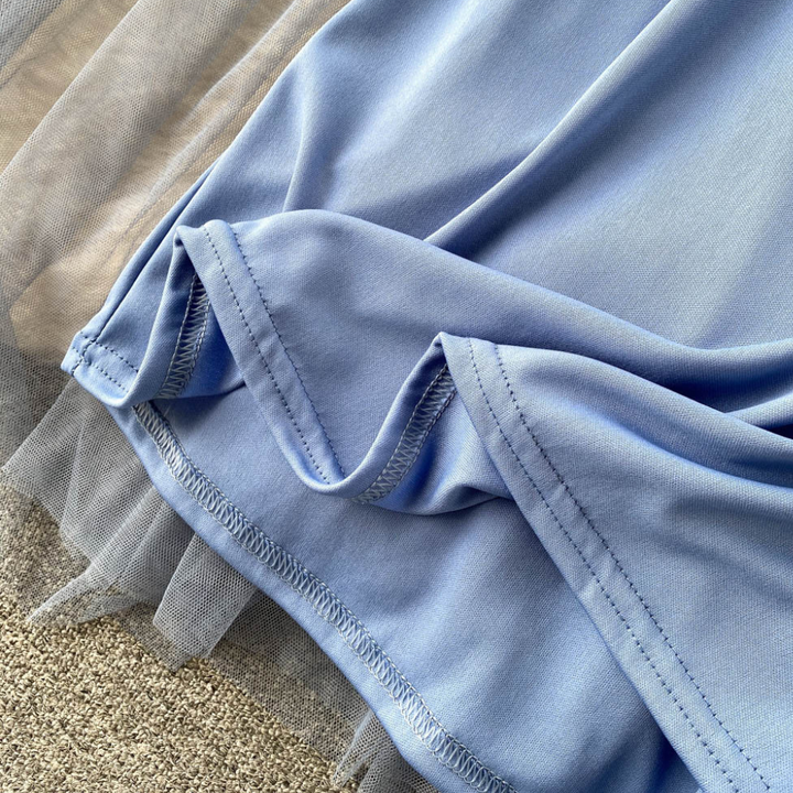 Robe florale envoûtante avec col haut