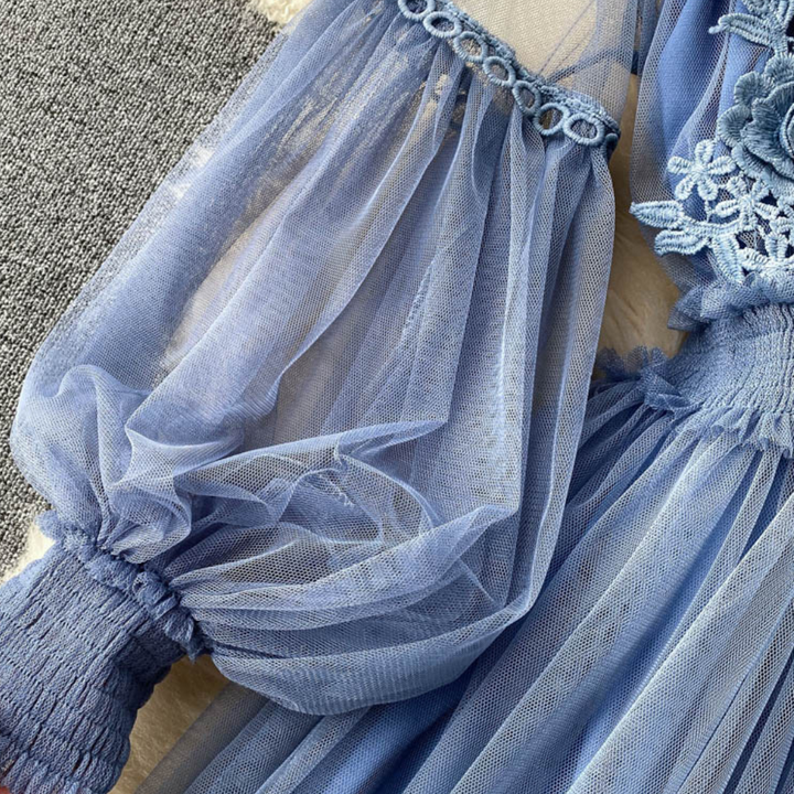 Robe florale envoûtante avec col haut
