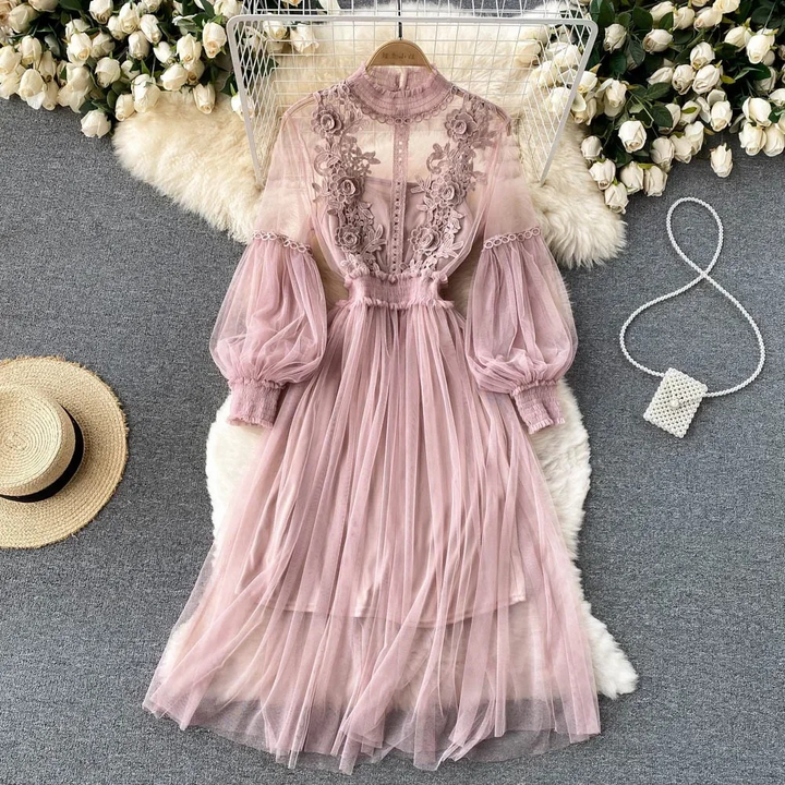 Robe florale envoûtante avec col haut