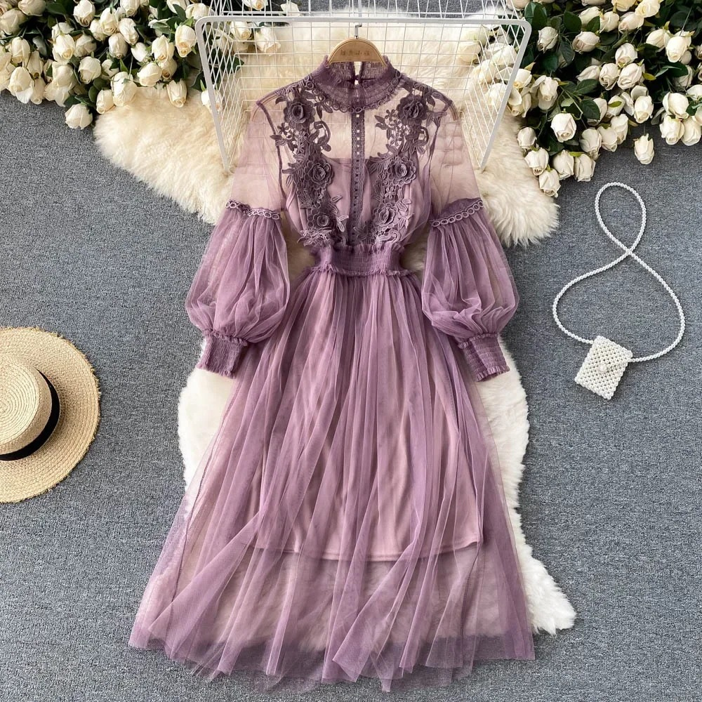 Robe florale envoûtante avec col haut