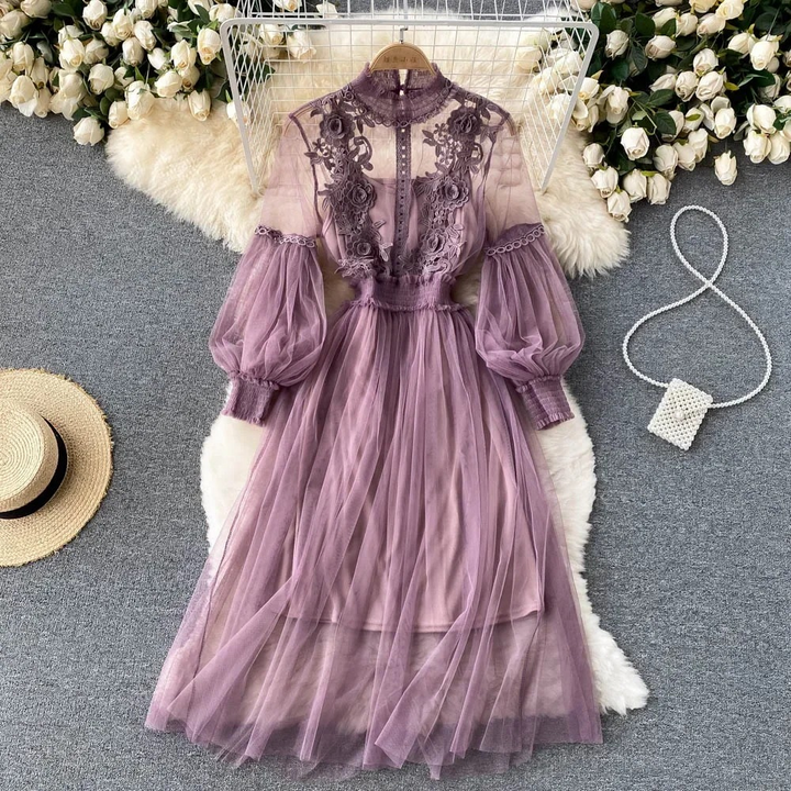 Robe florale envoûtante avec col haut