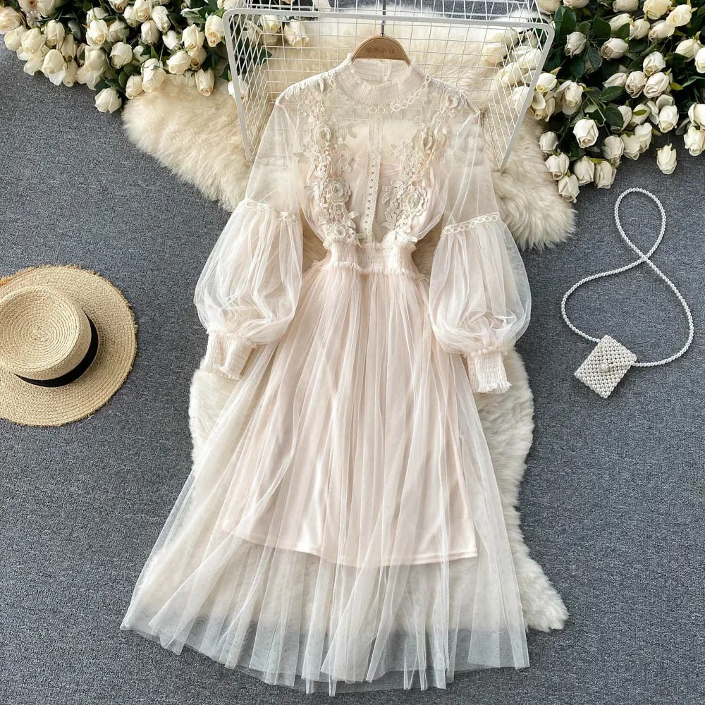 Robe florale envoûtante avec col haut