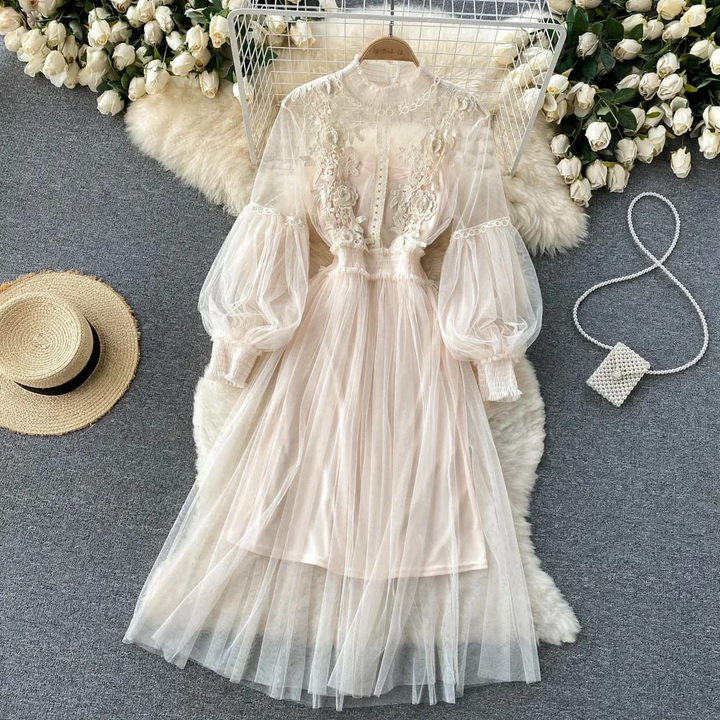 Robe florale envoûtante avec col haut