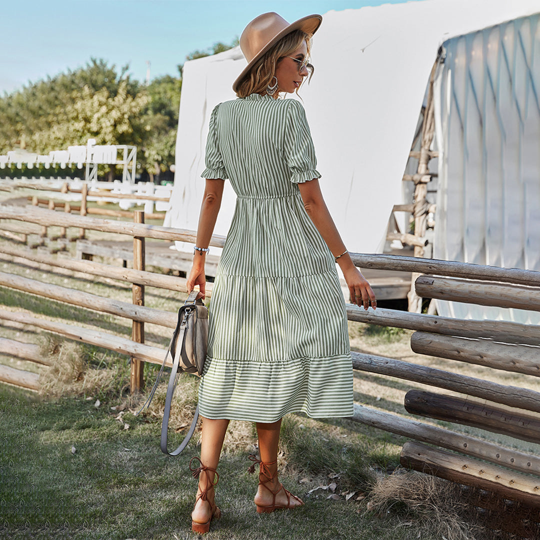 Robe d'été rayée avec manches lanterne et col en V
