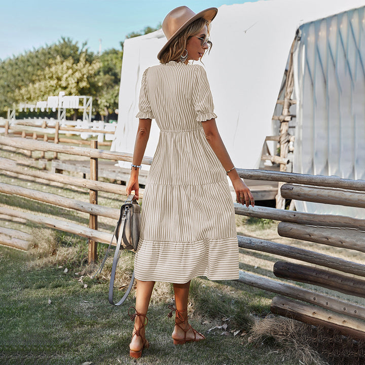 Robe d'été rayée avec manches lanterne et col en V