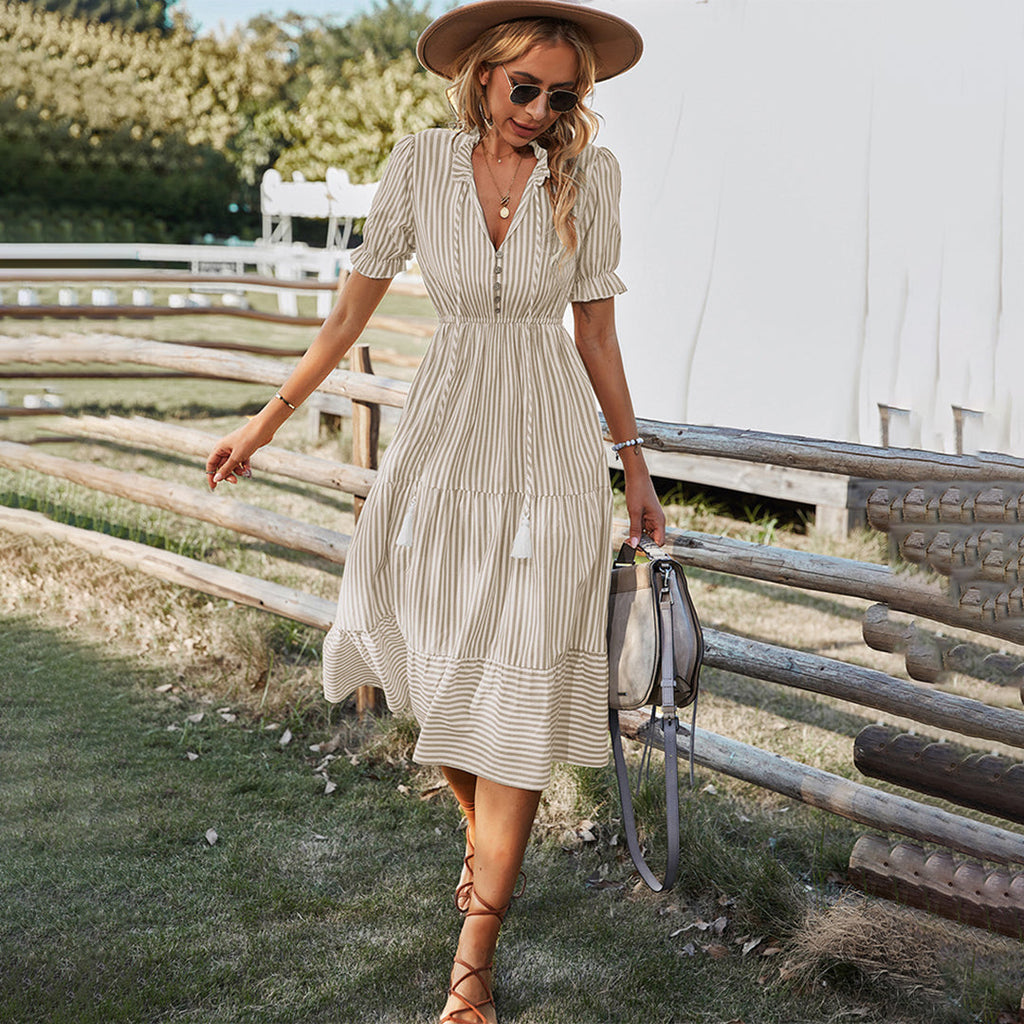 Robe d'été rayée avec manches lanterne et col en V