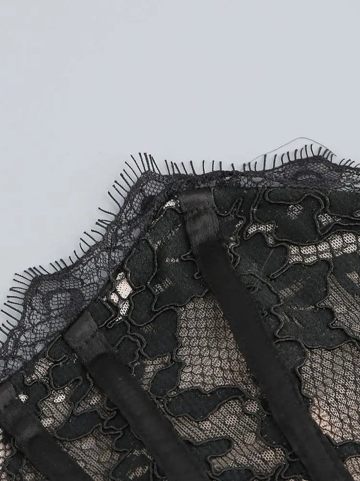 Robe Mini Corset en Dentelle Freya — Où l'Élégance Rencontre l'Allure