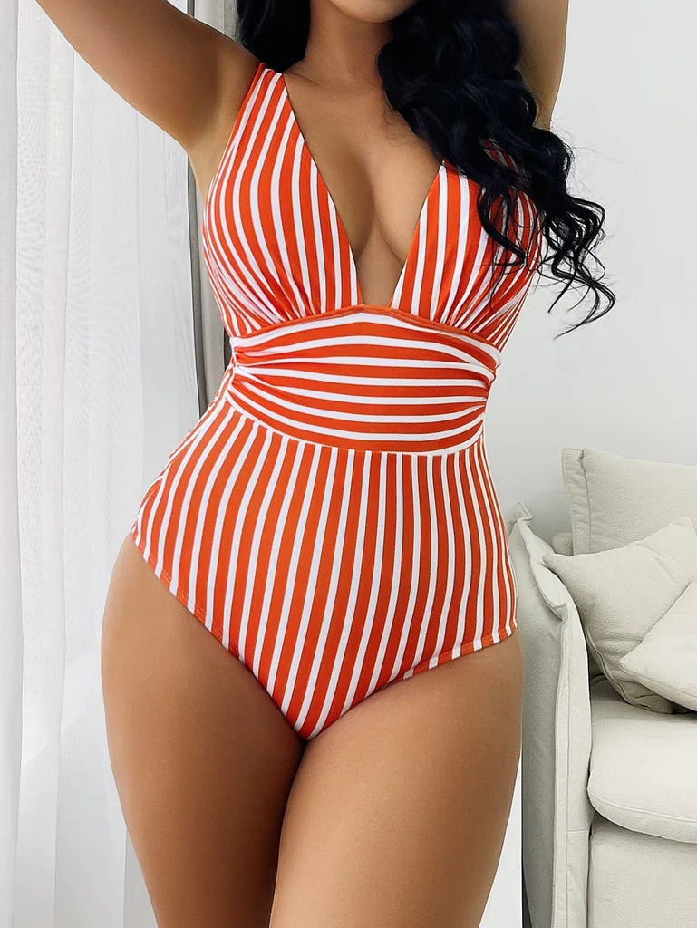 Maillot Rayé Élégance Intemporelle avec une Touche Moderne