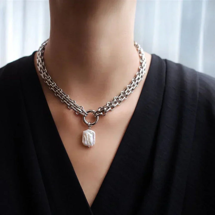 Collier de perles d'eau douce baroque avec chaîne en or et en argent