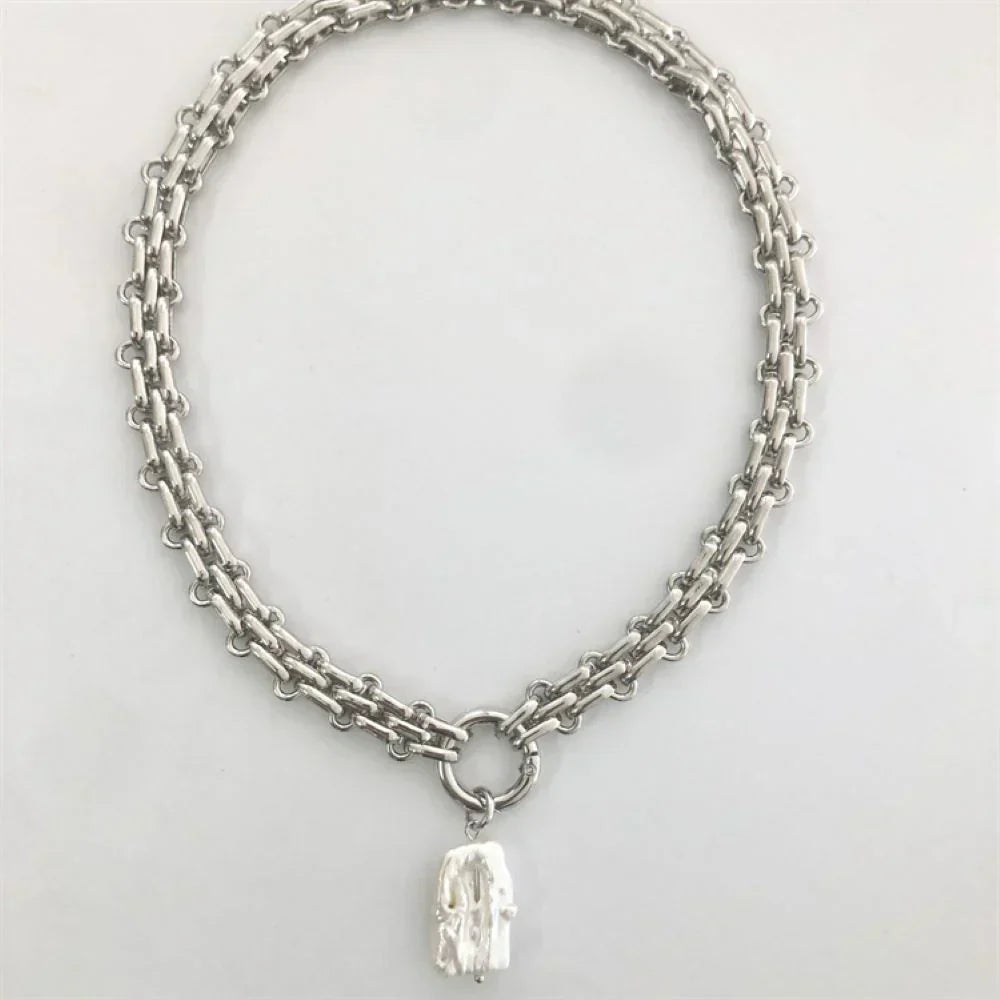Collier de perles d'eau douce baroque avec chaîne en or et en argent
