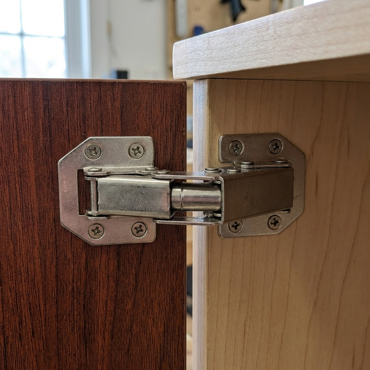 Charnières de cabinet fiables pour un fonctionnement de porte doux et silencieux.