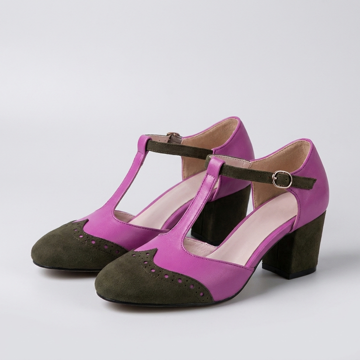 Les escarpins à talons blocs avec sangle en T apportent une élégance aux looks chics et habillés
