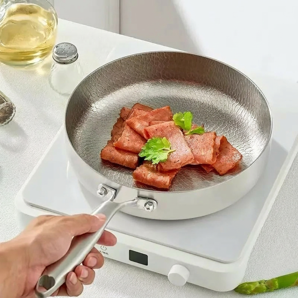 Poêle wok en titane martelé avec fond plat