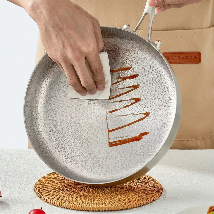Poêle wok en titane martelé avec fond plat