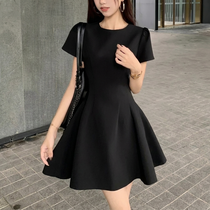 Robe Élégante à Manches Courtes Qui Fait Paraître les Silhouettes Petites Plus Grandes