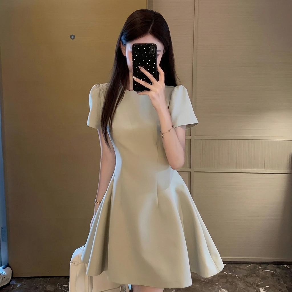 Robe Élégante à Manches Courtes Qui Fait Paraître les Silhouettes Petites Plus Grandes