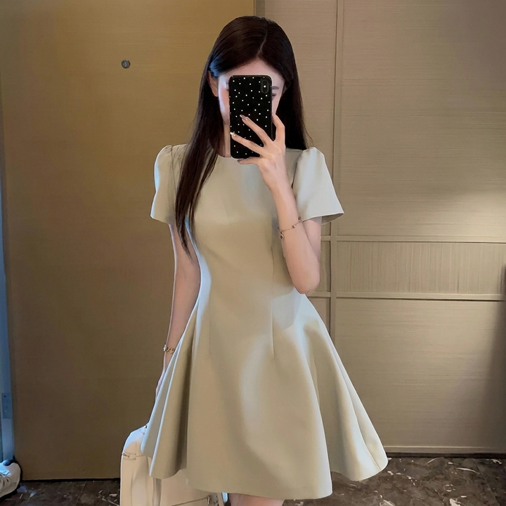 Robe Élégante à Manches Courtes Qui Fait Paraître les Silhouettes Petites Plus Grandes