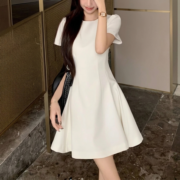 Robe Élégante à Manches Courtes Qui Fait Paraître les Silhouettes Petites Plus Grandes