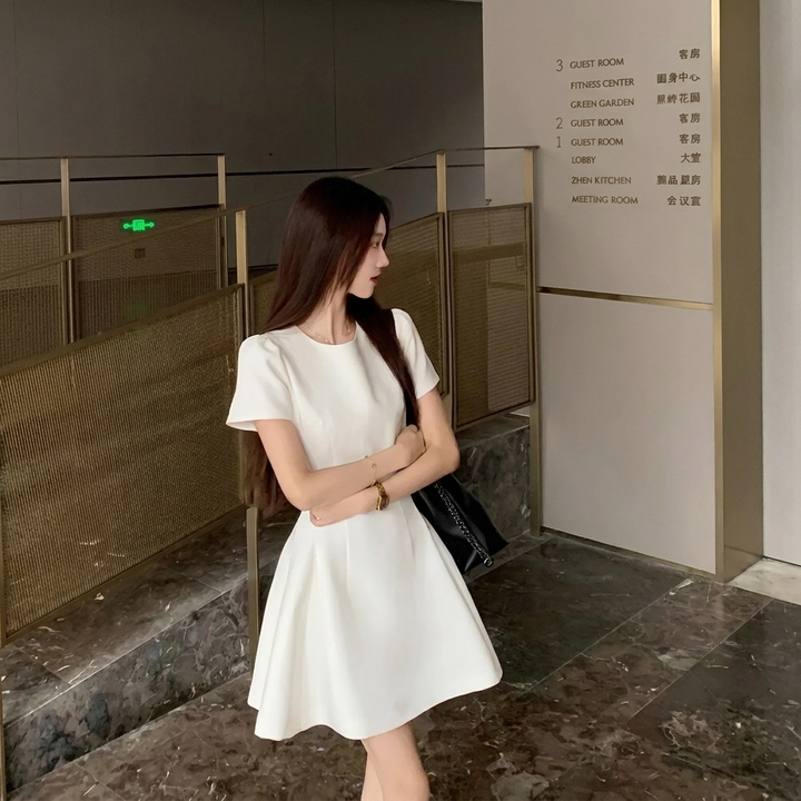 Robe Élégante à Manches Courtes Qui Fait Paraître les Silhouettes Petites Plus Grandes